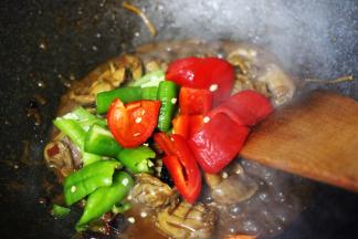加入切块的青尖椒和红尖椒。