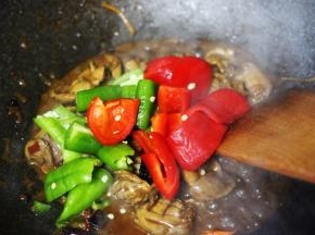 加入切块的青尖椒和红尖椒。