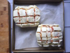 将培根切片，塞入