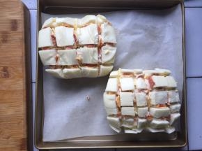 将培根切片，塞入