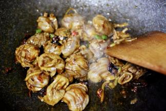 一直翻炒至鸡胗断生变色的时候。