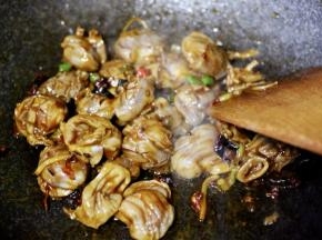 一直翻炒至鸡胗断生变色的时候。