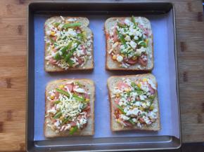 再放上一层马苏里拉芝士，放入预热好的烤箱180度，中层，上下火，12分钟