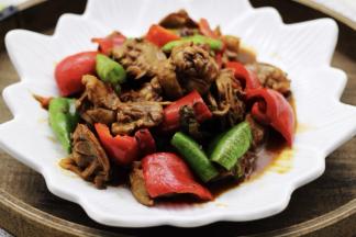 啦啦啦，麻辣鲜香的老醋孜然辣爆鸡胗就完美出锅啦，盛到盘子里即可享用。