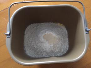 将黄油以上全部材料放入面包机中，和面20分钟