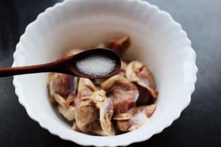 这个时候加入少许盐。