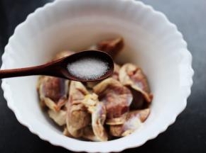 这个时候加入少许盐。