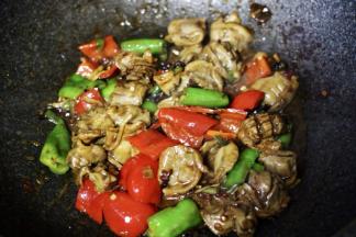 翻炒至青尖椒和红尖椒断生变色的时候，就可以关火啦。