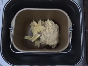 揉至扩展阶段后，加入软化好的黄油，再次揉面30分钟（揉面时间不固定，根据自家面包机）