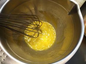 鸡蛋轻轻搅散。