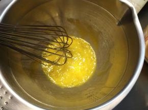 鸡蛋轻轻搅散。