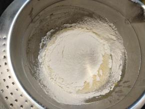 筛入低筋面粉跟泡打粉，拌匀至看不到粉类。