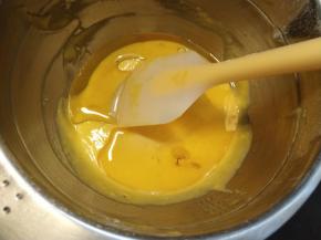 然后把玉米油加入蛋液中。