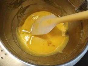 然后把玉米油加入蛋液中。