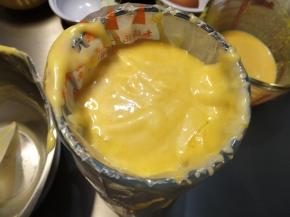 把准备好的面糊装入裱花袋。