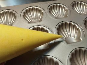 裱花袋剪掉一个小孔。