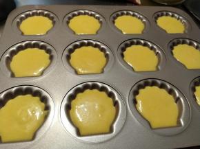 挤入模具，八分满即可。