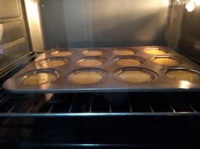 将烤箱提前150度预热，然后把准备好的面糊挤入玛德琳模具，大约16-18分钟就烤制完成了。