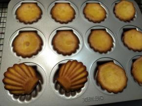 烤制完成后马上取出模具，轻轻的震一下模具。