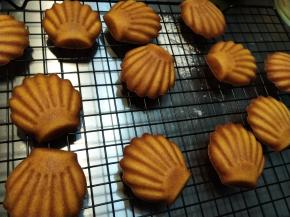 转移到晾晒网上晾凉即可。