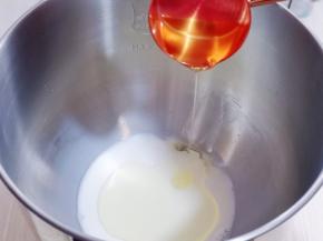 首先将牛奶加入厨师机中，再加入玉米油！