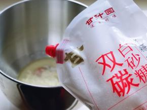 再加入鸡蛋，奶粉，盐，双碳白砂糖。(盐与糖对角放)