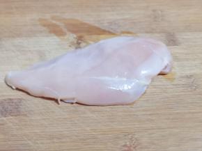 首先将鸡胸肉洗干净！表面一层皮去掉！