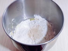 加入高筋面粉，最后加入酵母粉，再用旁边的面粉盖上酵母粉！启动厨师机1档揉面10分钟！