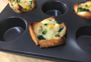 吐司披萨盏看好了，戴上棉手套，将烤盘端出来。