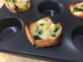 吐司披萨盏看好了，戴上棉手套，将烤盘端出来。