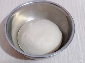 再揉成面团，入发酵箱中发酵！(烤箱有发酵功能也可以，室温发酵也可以！但是要保持面团的湿度)