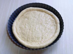 静置好的面团，用擀面杖擀圆饼，与自己的披萨盘一样大小即可。(我做的是厚底披萨)