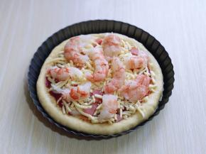 再放上提前腌制好呢虾仁！(阿根廷红虾去皮，去虾线，洗干净，切开，放入料酒腌制15分钟！)