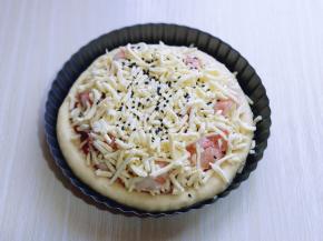 最后再撒上一层马苏里拉芝士，黑芝麻！