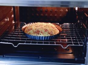 烤网放烤箱中层，再将披萨盘放在烤网上。