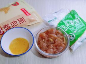 准备好面包糠，淀粉，蛋液！