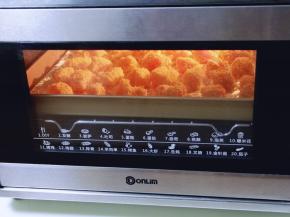 选12烤鸡翅功能，上下火200度烤20分钟。(具体时间及温度请根据自家烤箱性能另定)