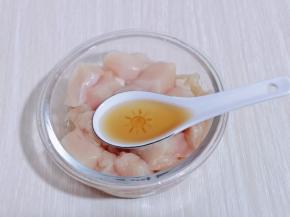 将鸡块加入器具中，加入料酒！