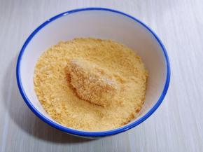 最后放入面包糠的器具中，均匀裹上面包糠，依次做完！