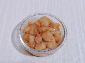 戴上食品手套，抓拌均匀！盖上盖子腌制2小时！