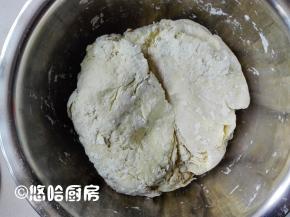 自家做鲜面条材料简单，想吃碱面的就放一点碱，1斤面粉放3克碱面，不爱吃的把碱面去掉，1斤面粉放2克盐，加210克水和成很硬的面团，装保鲜袋放冰箱冷藏30分钟至一个小时。