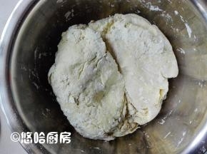自家做鲜面条材料简单，想吃碱面的就放一点碱，1斤面粉放3克碱面，不爱吃的把碱面去掉，1斤面粉放2克盐，加210克水和成很硬的面团，装保鲜袋放冰箱冷藏30分钟至一个小时。