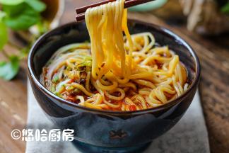 浇上一勺油辣子，拌匀了开吃，麻辣鲜香，一碗吃出一身汗，舒服。