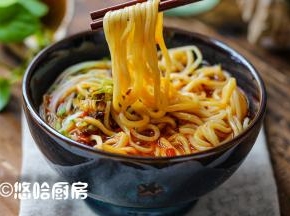 浇上一勺油辣子，拌匀了开吃，麻辣鲜香，一碗吃出一身汗，舒服。
