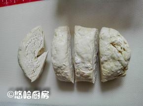 冷藏后的面团切开，压面机一次只能压一块面，多了压不了。