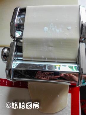 面团用面条机反复压几遍，一直压到面片非常光滑，面片的厚薄根据自己的喜好选择了，压面机可以选择厚薄。