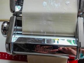 面团用面条机反复压几遍，一直压到面片非常光滑，面片的厚薄根据自己的喜好选择了，压面机可以选择厚薄。