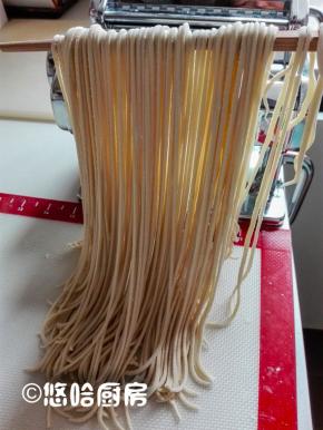 我用细刀口切成面条，喜欢吃宽面的，就切成宽的，这个看个人喜好了。切好的面条，撒一点玉米面放沾，或者用筷子架起来晾干。