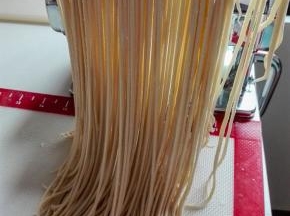 我用细刀口切成面条，喜欢吃宽面的，就切成宽的，这个看个人喜好了。切好的面条，撒一点玉米面放沾，或者用筷子架起来晾干。