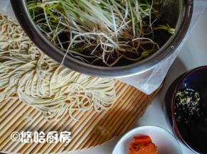 准备做小面的材料，一把面条，一点自家发的绿豆芽，葱花和调料。
